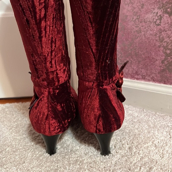 Jessica London Red velvet colored knee high boots w- chunky heel. - Picture 4 of 6